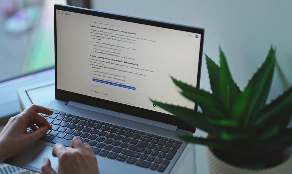 En pc-skjerm med skrift