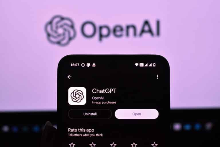 Smarttelefon som viser ChatGPT og OpenAI-logoen øverst.