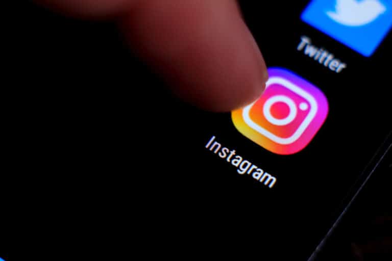 Mobiltelefon med Instagram installert
