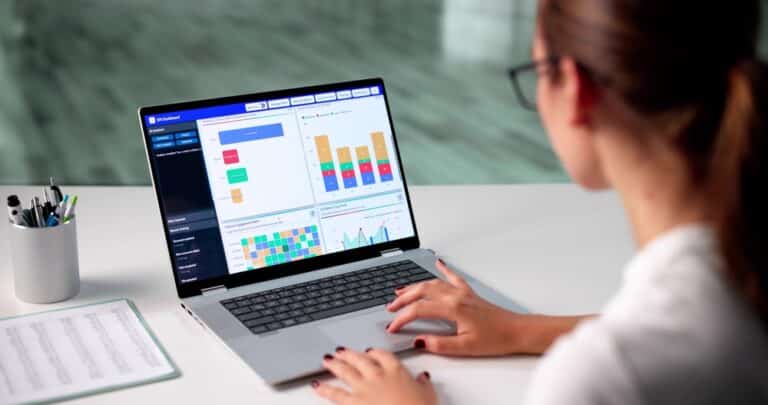 Kvinne ser på SEO-analyse