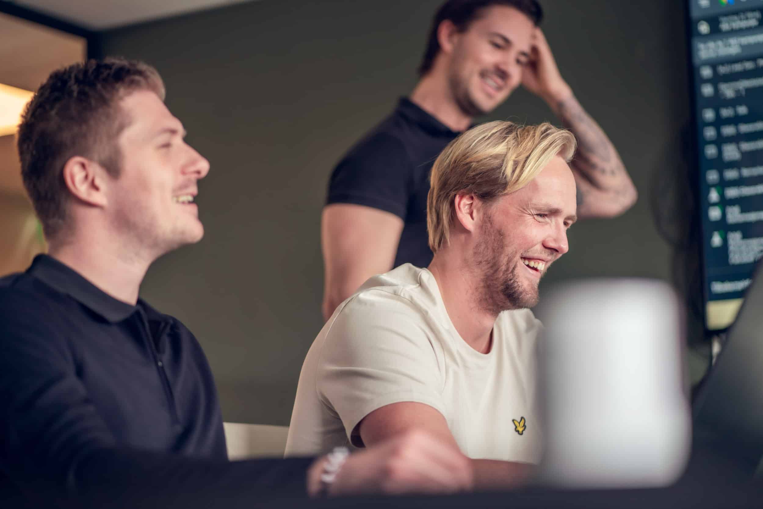 Ansatte i Verdi Media på jobb foran skjermen